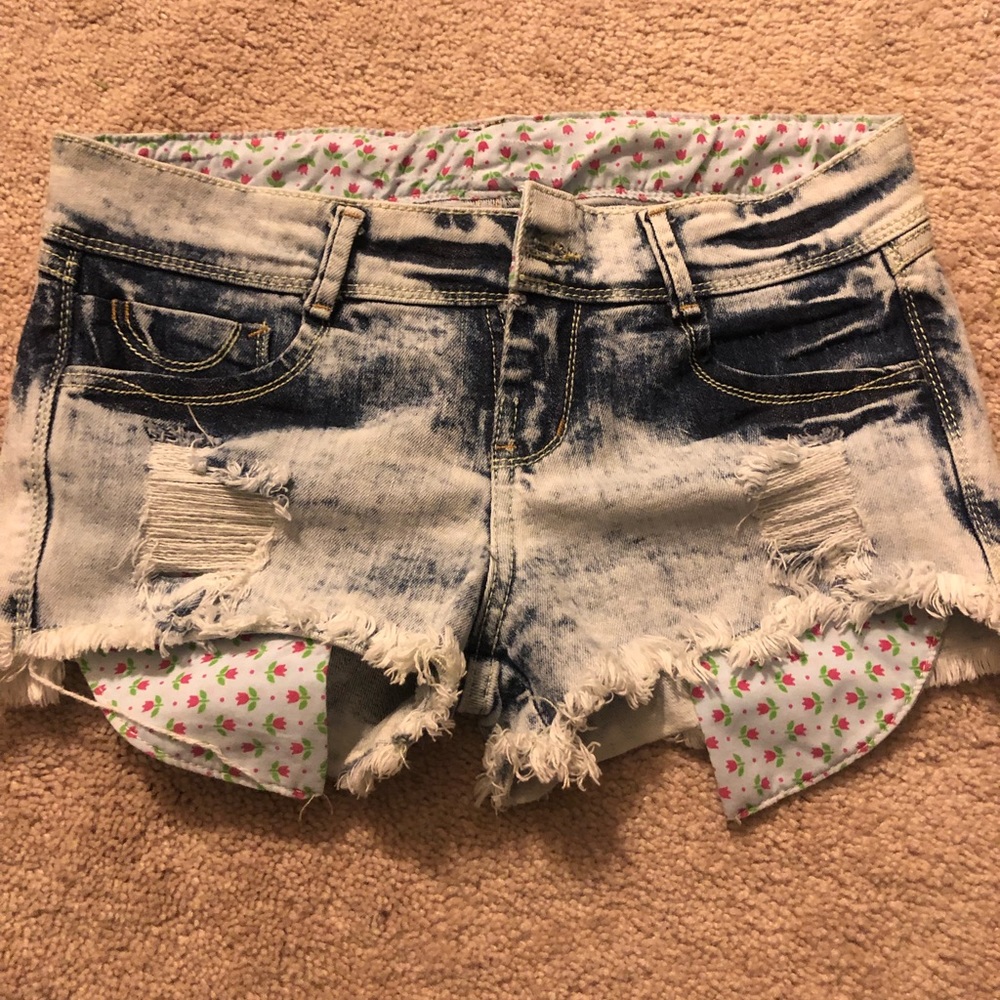 Low rise shorts !!
